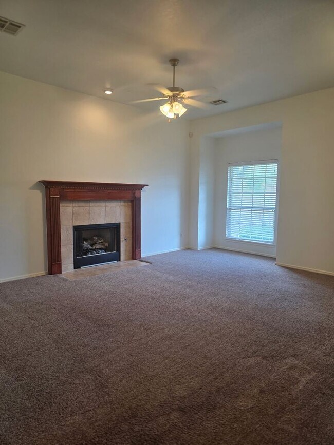Foto del edificio - Come make this lovely 4 bedroom 2 bath, 2+...
