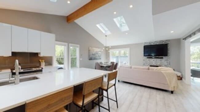 Building Photo - Recently Renovated and Updated 5 BR Townho...