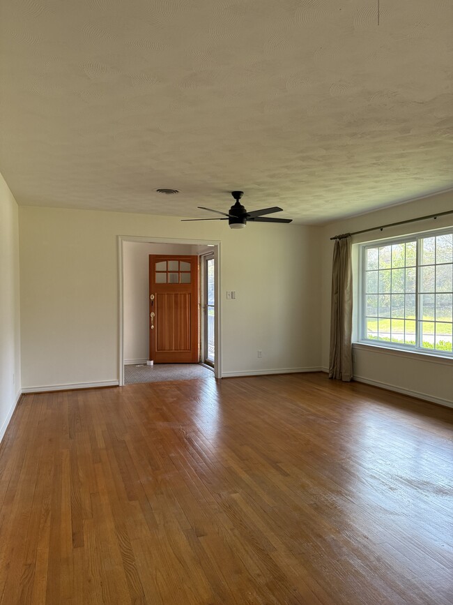 Formal living área-great lighting! - 9012 Westbriar Dr