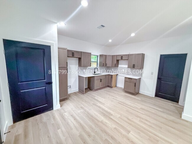 Photo - 1337 W Bewick St Apartment