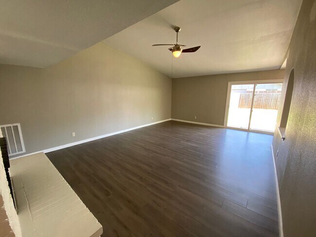 Foto del edificio - Open floor plan home with large backyard f...