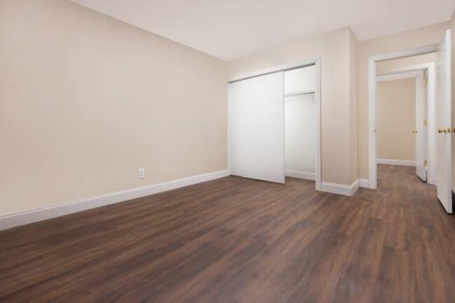 Building Photo - 246 Clyde St