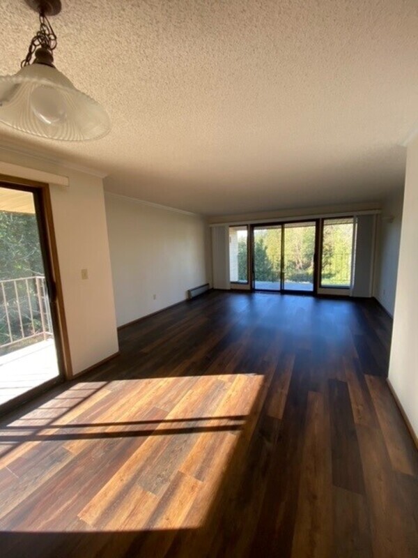 Building Photo - 401 La Villa Drive