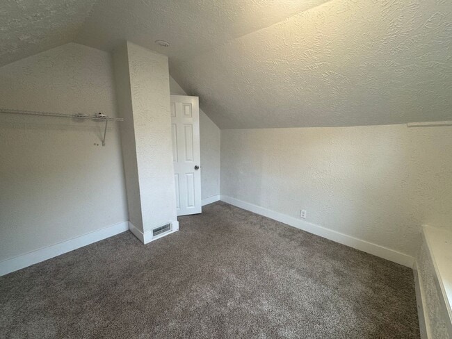 Foto del edificio - Centrally located 4 bedroom 1 bath