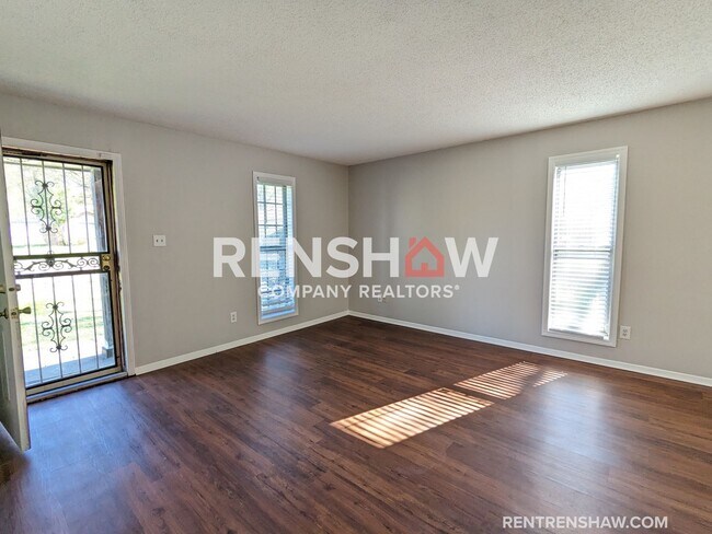 Building Photo - Newly Renovated - 3 bed / 2 bath - Move In...