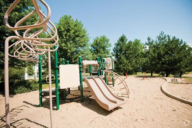 Área de juegos - Brittany Springs Apartment Homes