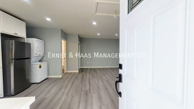 Building Photo - Beautifully Upgraded & Private, Rear ADU S...