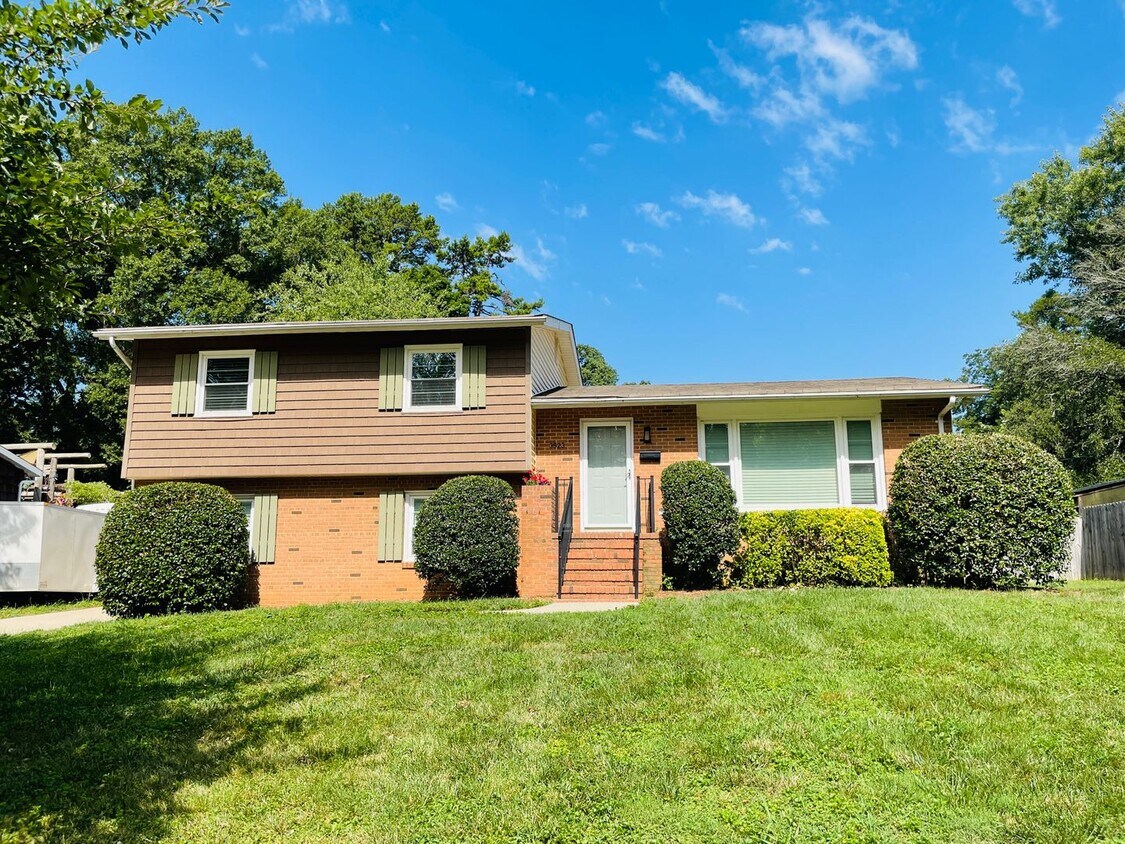 Foto principal - Beautiful 4 Bedroom Home with Lawn Care In...