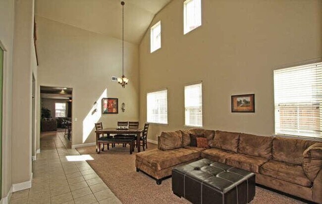 Building Photo - Woodlake Village Gated: 3 Bedroom, 2 Bathr...