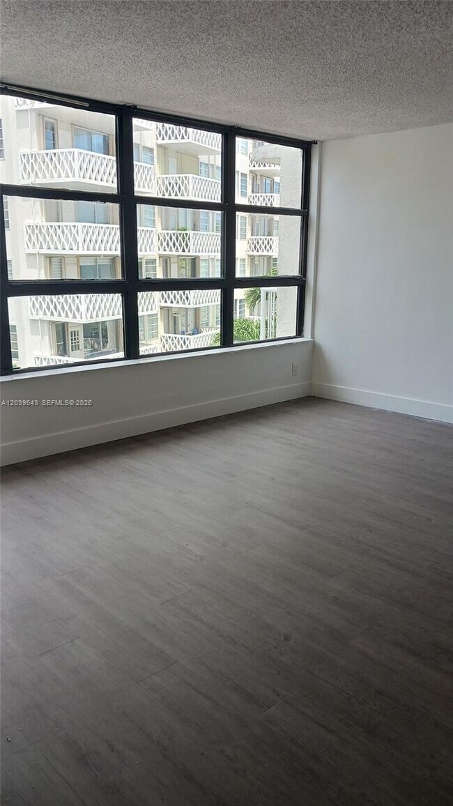 Foto del edificio - 1440 Brickell Bay Dr