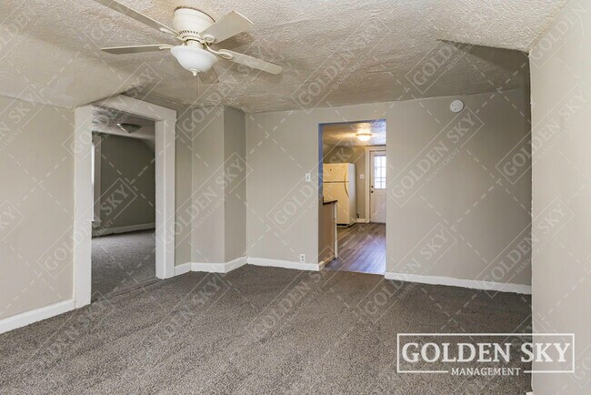 Building Photo - 421 W 9th St