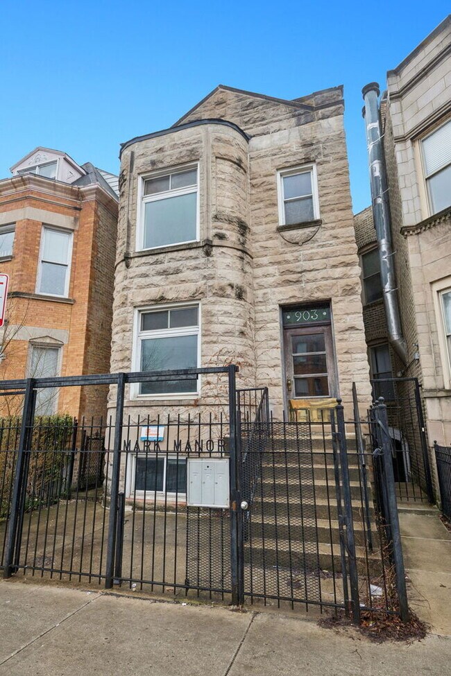 Building Photo - 903 W Addison St