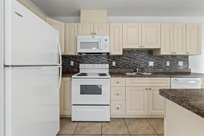 Building Photo - 6035 SW 40th Ct