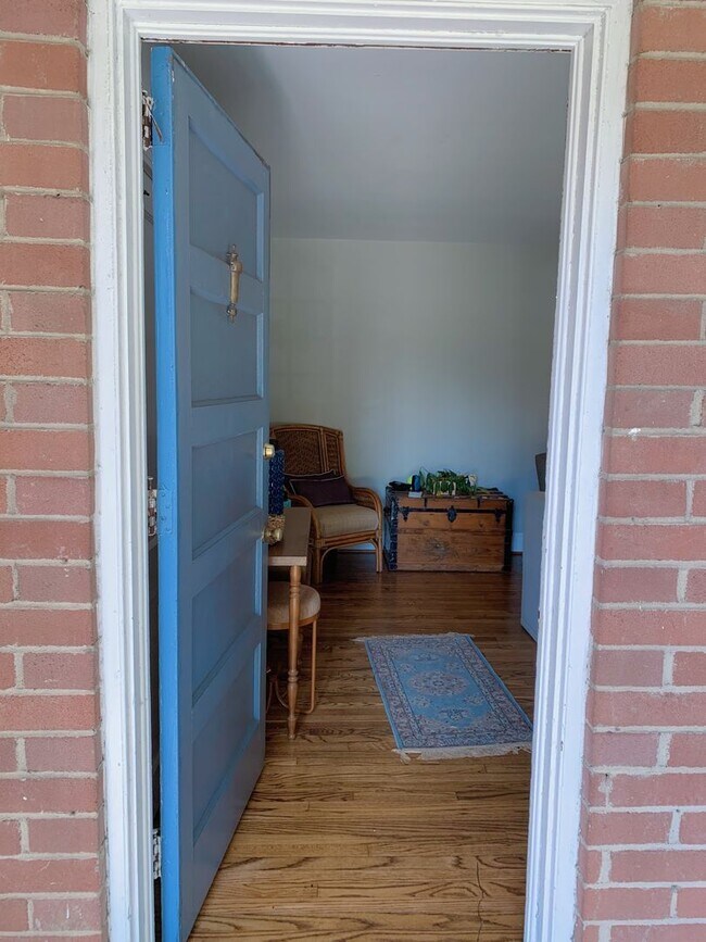 Photo - 3 Bedrooms 2 Bathrooms with fenced in back... House