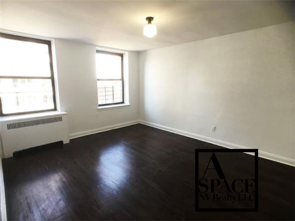 Foto del edificio - 230 W 4TH St