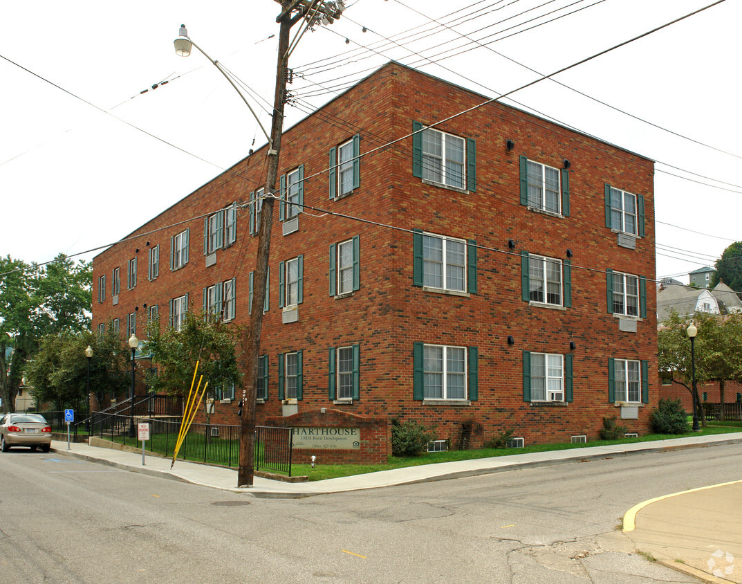 Primary Photo - Hart House Apartments