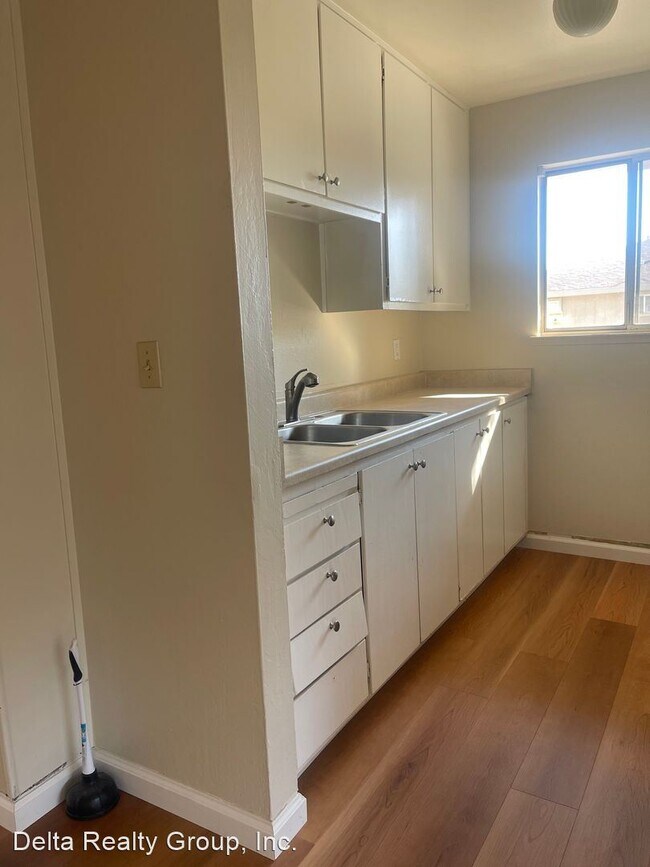 Building Photo - 2 br, 1 bath House - 1950 Duxburry Lane #4