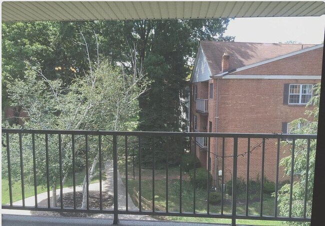 Building Photo - 400 Drummers Ln