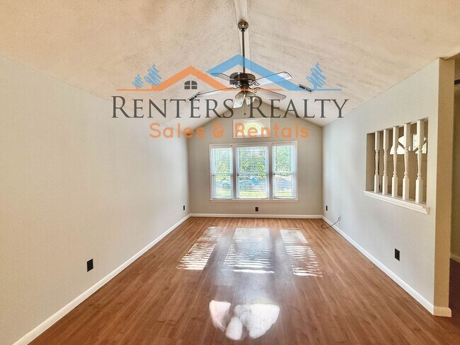 Building Photo - 3 Bedroom House With Fenced Yard