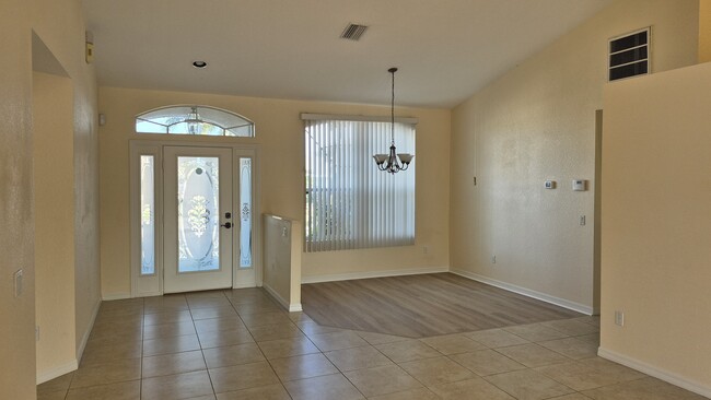 Foto del edificio - 8171 Rocliff Ave