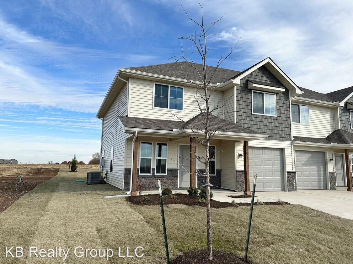 3 br, 2.5 bath House 301 SE Rose Garden House Rental in Blue