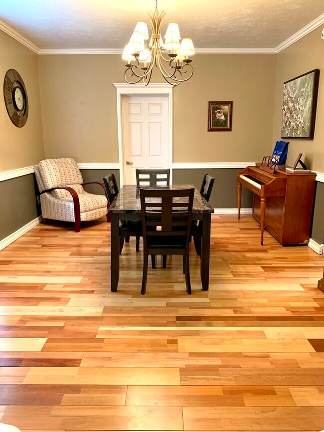 Foto del edificio - Class! This stately 2 story brick home is ...