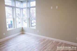 Building Photo - 10 Roxbury St