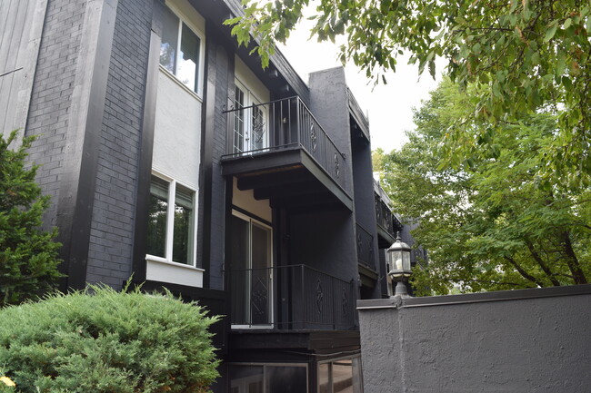 Building Photo - 807 W 40th St