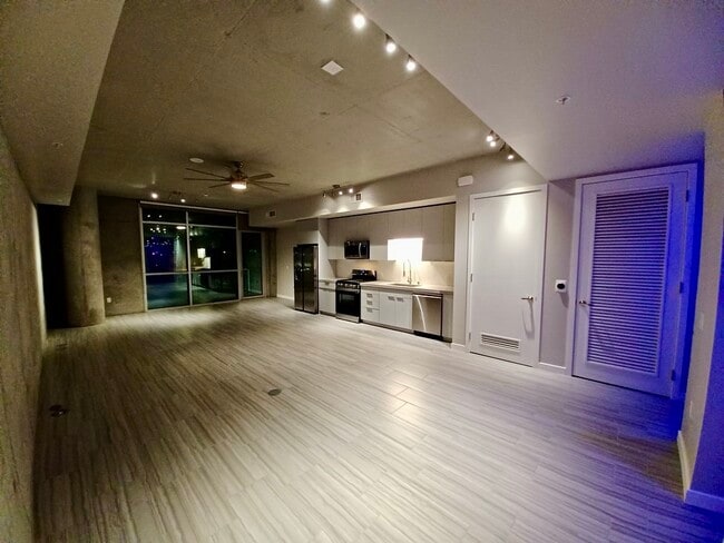 Building Photo - 353 E Bonneville Ave