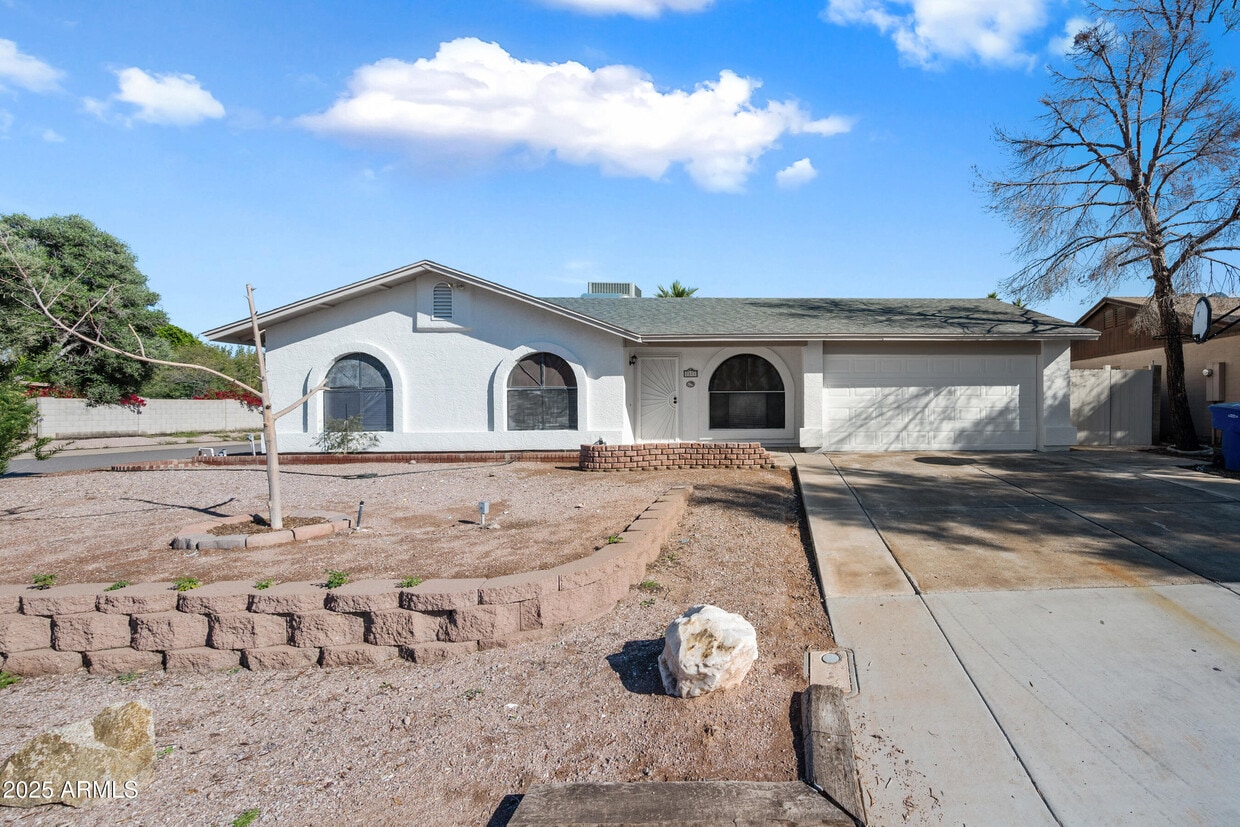 Primary Photo - 2211 N Bullmoose Dr