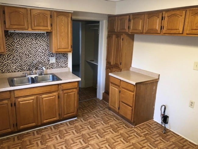 Building Photo - 800 RICHIE AVE.