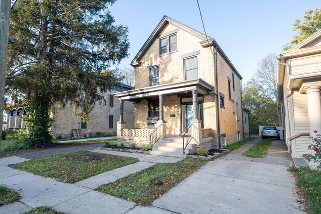 Building Photo - Large Beautiful Home in Northside