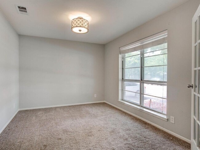 Building Photo - 204 E Ave East