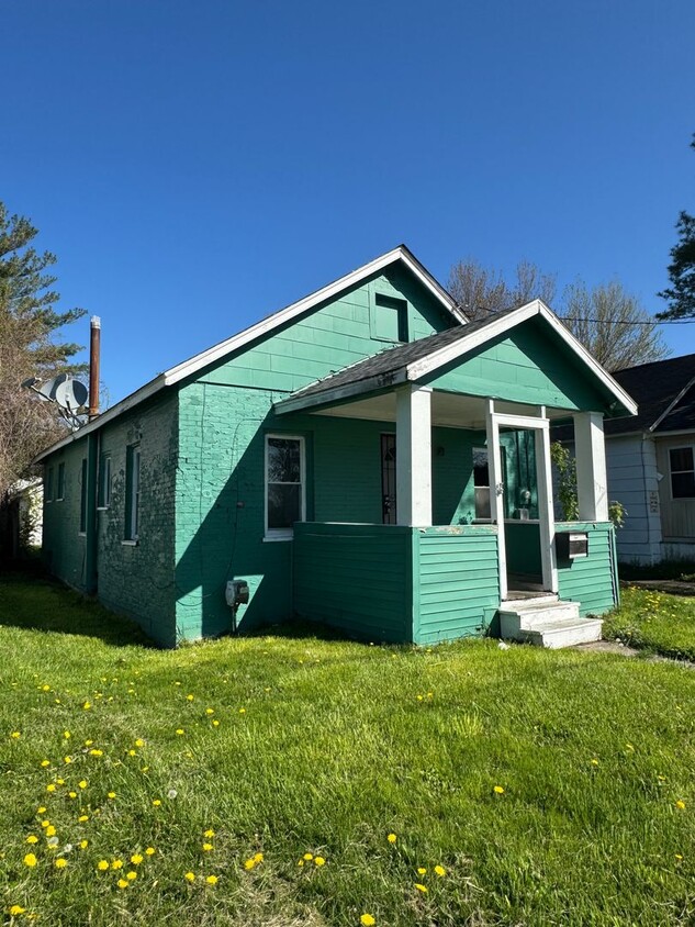 Foto principal - 2 Bed 1 Bath Saginaw Home w/ Garage