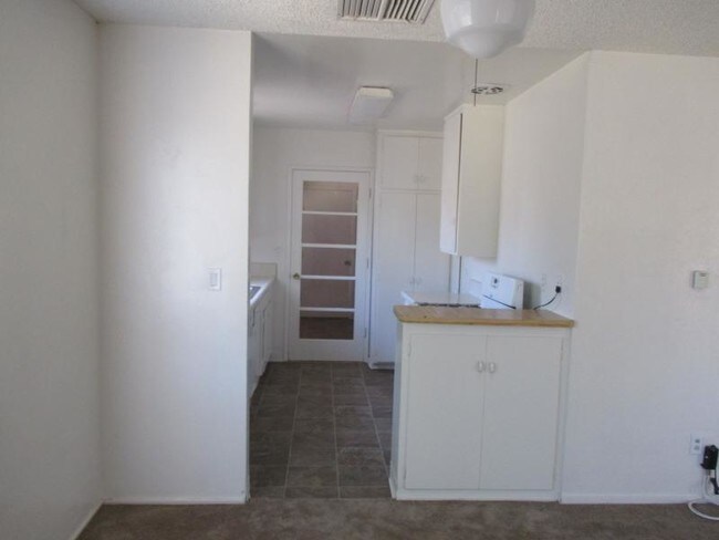 Foto del edificio - 355 E 3rd St
