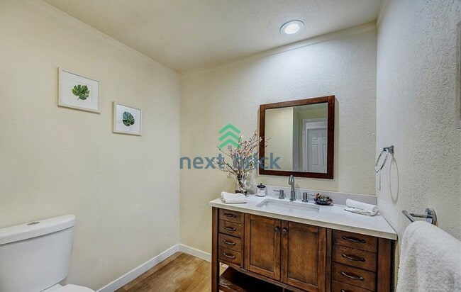 Foto del edificio - 2 Bed and 1.5 Bath Stunning Townhome is Available for Rent!