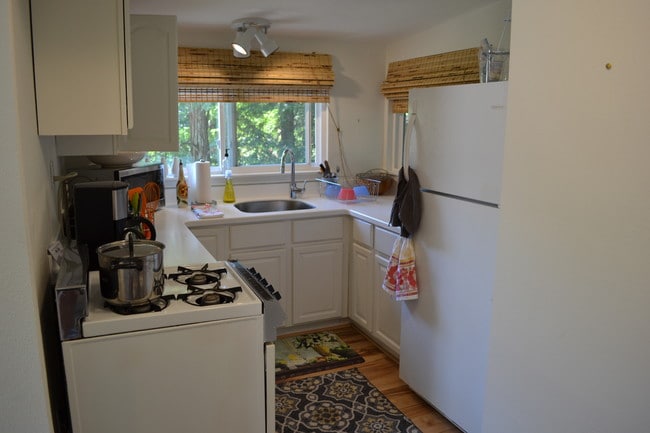 Kitchen - 9870 River Rd