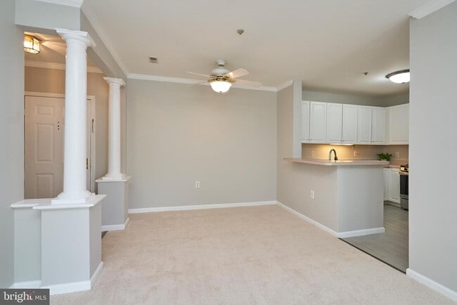 Building Photo - 6990 Falls Reach Dr