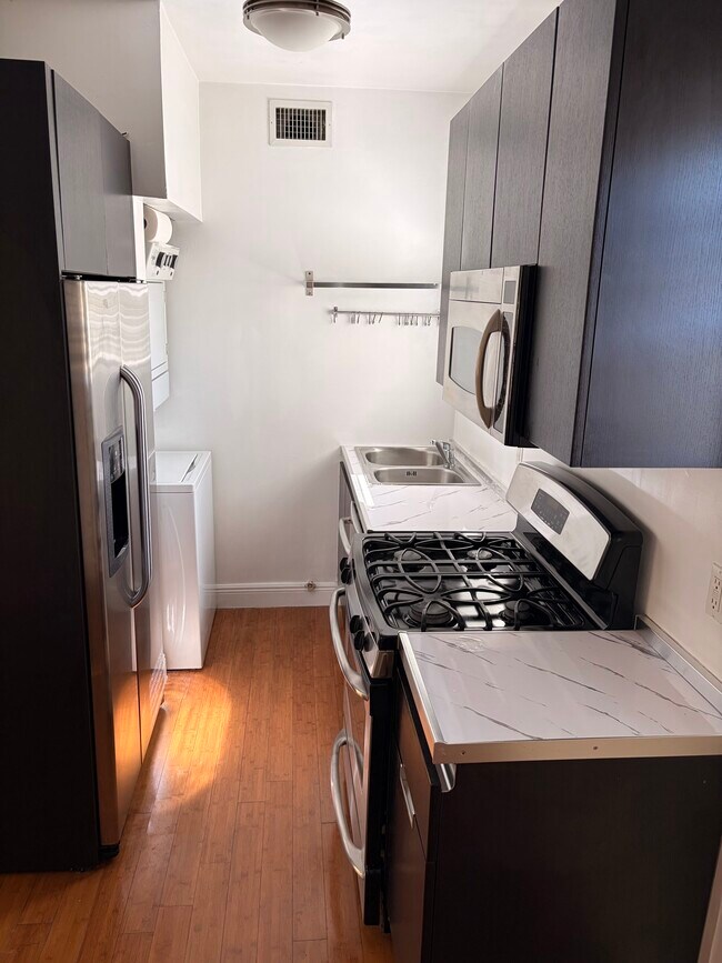 Building Photo - 4812 Pine Tree Dr