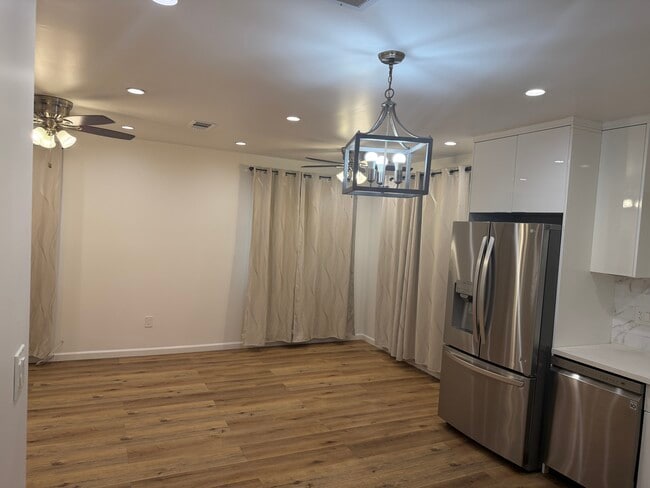 Foto del edificio - 7344 Balcom Ave