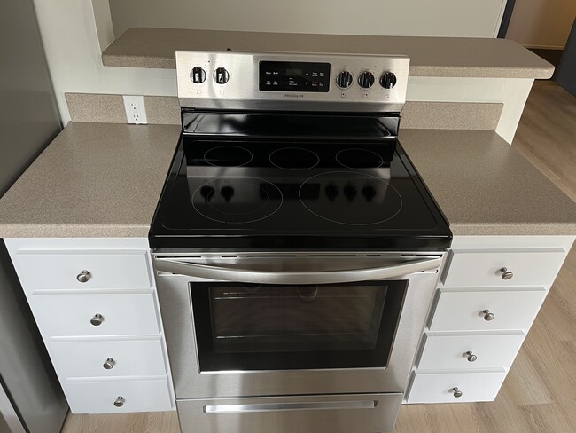 New stove and dishwasher - 976 Larrabee St