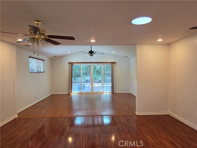 Foto del edificio - 5446 Irondale Ave