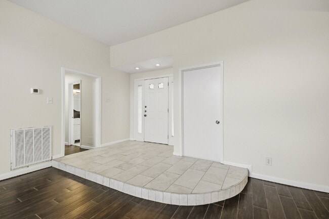 Building Photo - 830 Seacliff Dr