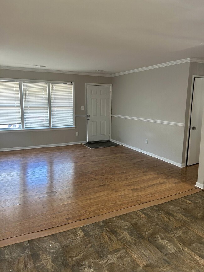 Building Photo - 207 Pine Grove Ave