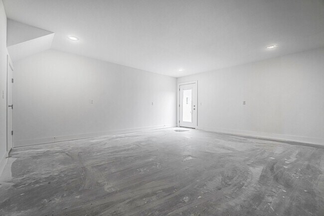 Foto del edificio - Beautiful townhome off of I St!