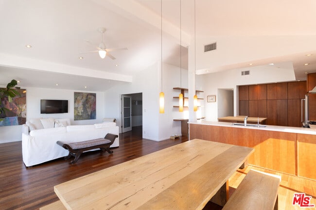 Foto del edificio - 29500 Heathercliff Rd