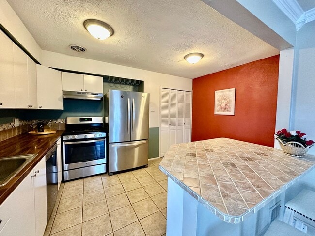 Building Photo - 2 bed 1 and 1/2 bath condo for rent $1600 ...