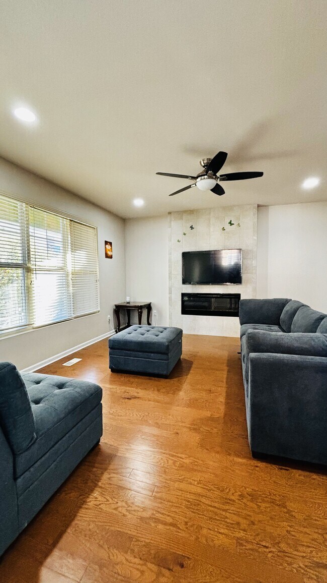 953 Times Square Dr, Aurora, IL 60504 Townhome Rentals in Aurora IL