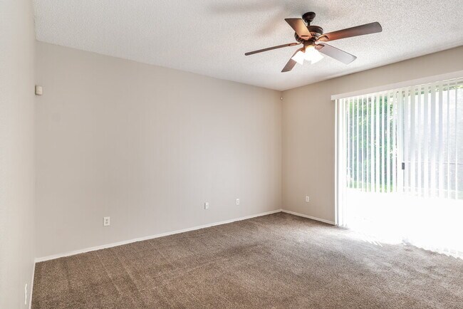 Foto del edificio - 8711 Morrison Oaks Ct