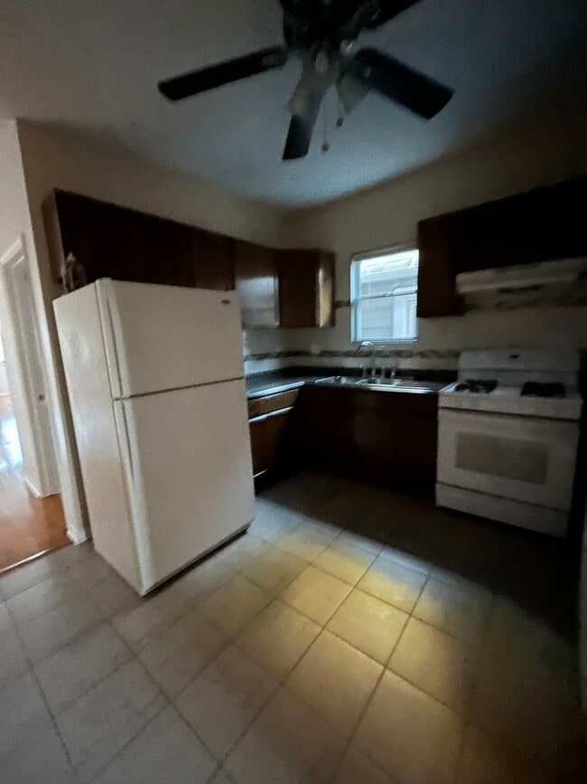 Building Photo - 3315 W Dickens Ave